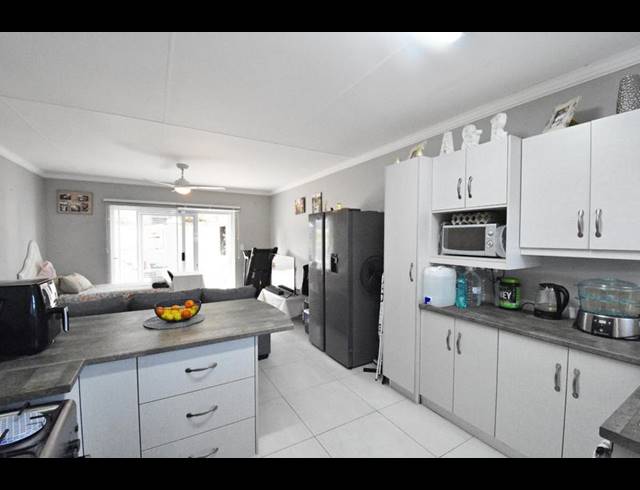2 BEDROOM TOWNHOUSE FOR SALE IN OUDTSHOORN CENTRAL